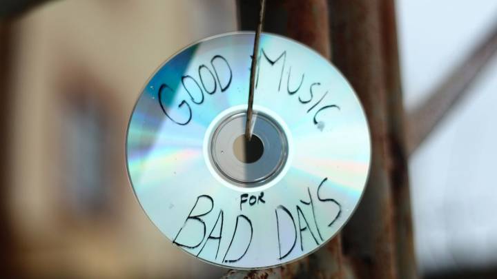 El mejor truco casero con CD’s viejos para ahuyentar palomas de tu balcón