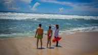 Rescatan a cuatro menores de edad en dos operativos distintos en playas de Mazatlán
