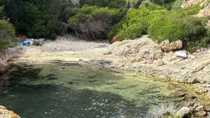Cala Figuera, un arenal de plásticos y basura