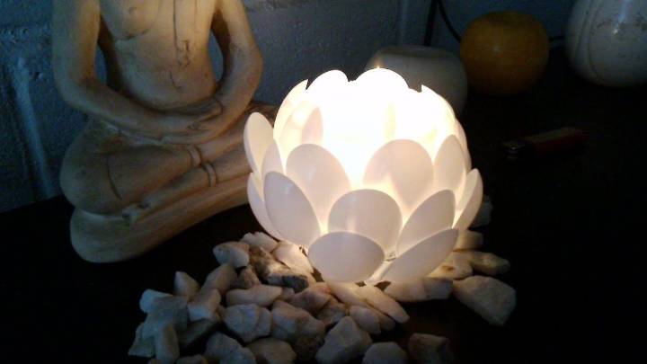 Reciclaje creativo: cómo hacer un candelabro o florero con cucharas plásticas para decorar tu hogar