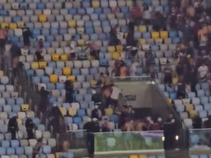Otra vez violencia en Brasil contras los hinchas argentinos: palazos y gases de la Policía contra los fanáticos de Lanús vs Fluminense