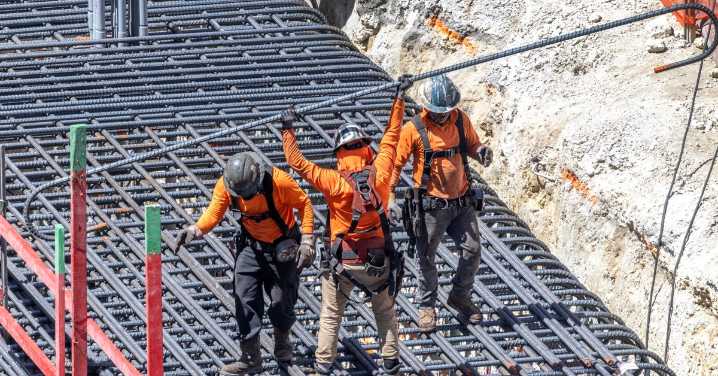 Oposición canadiense pide que Ottawa deje de traer trabajadores temporales extranjeros