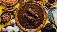 El mole, un platillo para chuparse los dedos y símbolo de identidad mexicana