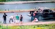 Herido al caer de una camioneta en movimiento