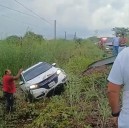 AUTOMÓVIL TERMINÓ FUERA DE LA CARRETERA