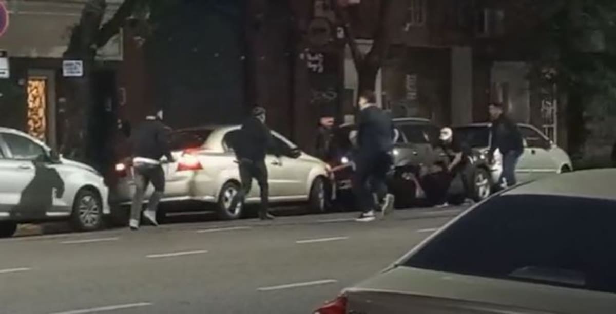 El momento de la pelea que dejó dos jóvenes apuñalados a la salida de un boliche en Palermo