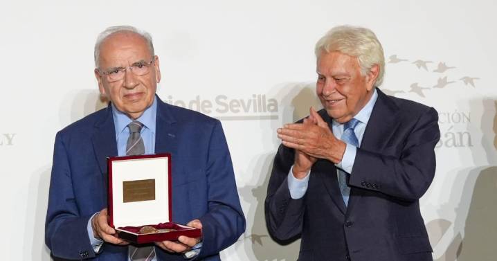 González pide desde Sevilla que nada ni nadie perturbe «la convivencia en paz y libertad de los españoles»
