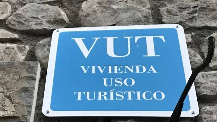 Detectados 904 pisos turísticos ilegales en Castilla y León: el Gobierno exige retirarlos de las plataformas online