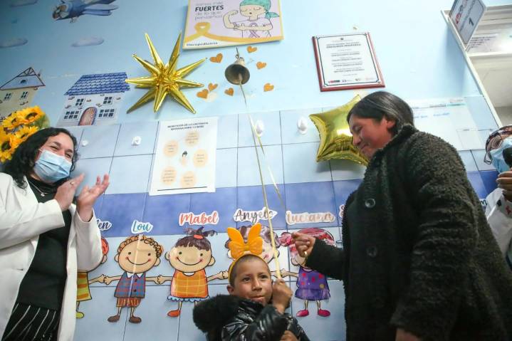 Minsa: niña huancavelicana de 5 años toca la campana dorada tras finalizar quimioterapias