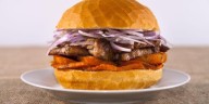 ¿El pan con chicharrón es saludable? lo que dice la nutrición sobre el desayuno peruano que brilla en el Mundial de Ibai Llanos
