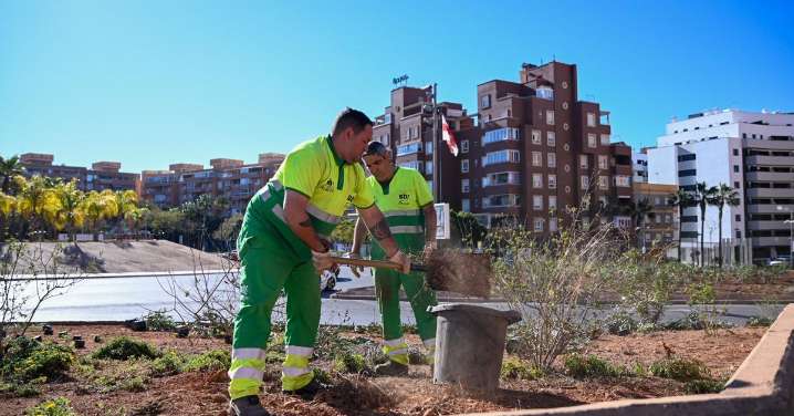 Almería deja a la misma empresa que ‘riegue’ los jardines hasta su relevo
