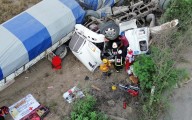 Trailero queda prensado tras volcadura en Escobedo; cuerpos de auxilio realizan rescate