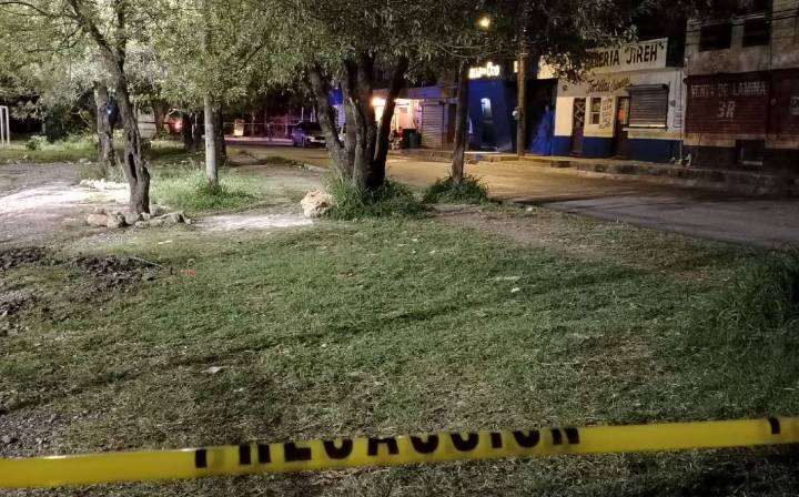 Atacan a balazos a 2 hombres afuera de cantina en Juárez, Nuevo León