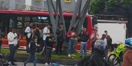Caos en TransMilenio por accidente en la NQS en Bogotá: una volqueta atropelló a un motociclista