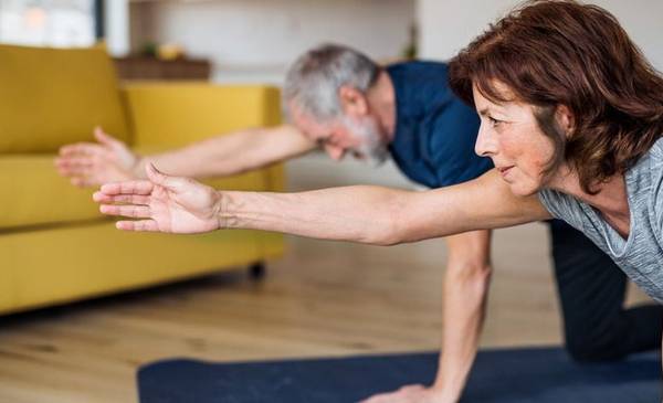 El ejercicio que los profesionales recomiendan para fortalecer las piernas y evitar caídas