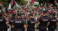 Ciclistas de la Vuelta a España votan seguir compitiendo tras protestas pro