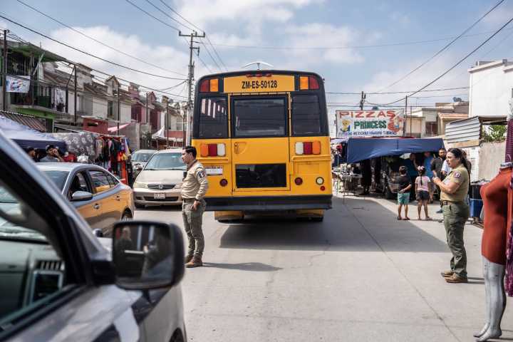 Madre arriesga su vida para salvar a su hija de ser atropellada por un camión en el sobreruedas