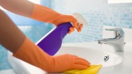 No gastes en productos carísimos: mirá cómo preparar tu propio desinfectante para el baño con solo 4 ingredientes