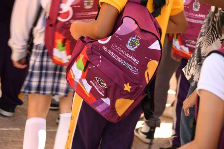 Continúa alcalde con la entrega de mochilas en las escuelas