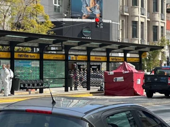 A la altura del viaducto. Murió una mujer en Belgrano tras ser atropellada por un colectivo de la línea 60
