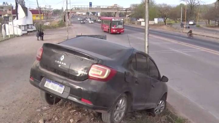 Llamativo siniestro en la bajada de Ruta Nacional 9: un auto quedó incrustado en la barranca