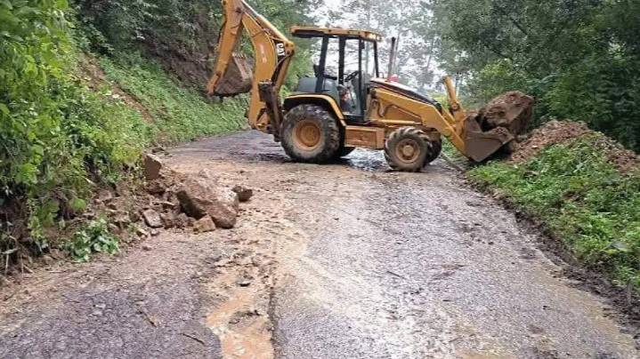 Mantienen tareas de desazolve en tramo que comunica a Pahuatlán y Honey