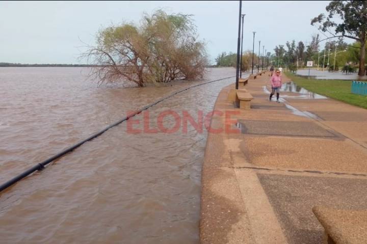 Imágenes: el río Uruguay avanza sobre la costanera de Concordia