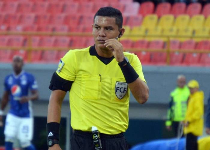 25 Árbitros, 493 tarjetas amarillas, 60 rojas y 26 penaltis