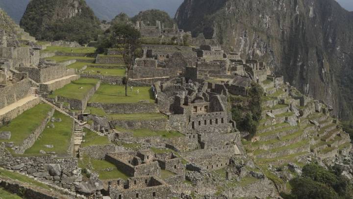 Evacúan a mil 400 personas de Machu Picchu; habían quedado varados por bloqueo de las vías del tren