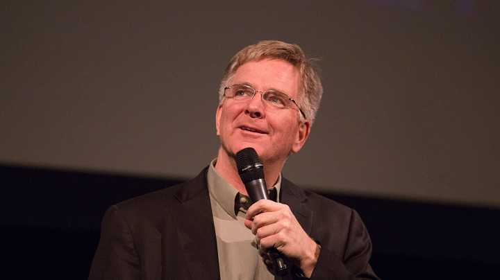 Rick Steves Reveals The 3 Words You Never Want To See On A Restaurant Sign In Europe