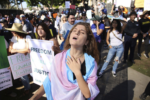 California prohíbe que la mayoría de los agentes del orden se cubran el rostro durante operaciones