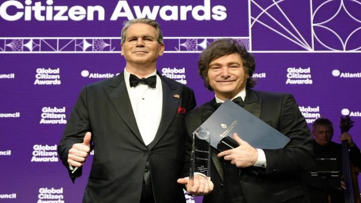 Javier Milei recibió un premio en Nueva York, agradeció a Trump y ratificó que “Argentina está en el camino correcto”