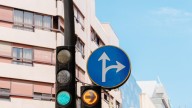 Ve el semáforo en verde, arranca y le multan: la DGT lo dice muy claro con su norma