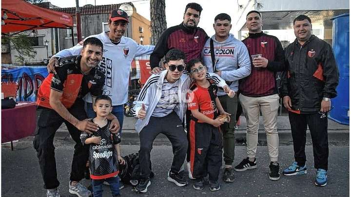 Los hinchas de Colón mostraron el aguante de siempre para el partido ante Estudiantes (RC)