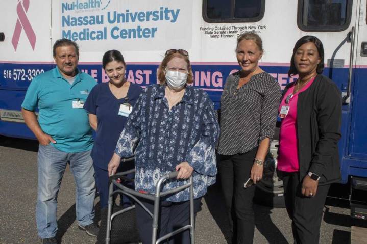 Organizan pruebas de detección de cáncer de mama en Glen Cove y Port Washington