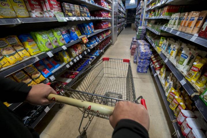 Desregulación: el Gobierno eliminó 71 normas comerciales que “generan distorsiones de precios”
