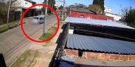 Video: un conductor de apps atropelló a un ciclista, bajó del auto y corrió el cuerpo para escapar con una pasajera a bordo