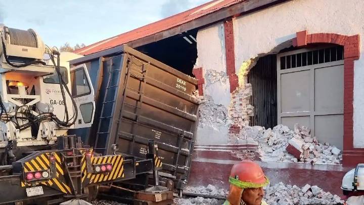 Se descarrila tren en Celaya y daña la antigua estación