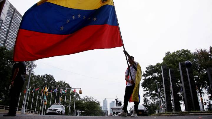 El plan que busca resolver el futuro migratorio de miles de venezolanos en EE. UU.