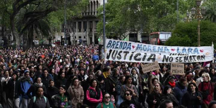 Miles de personas protestan por asesinato transmitido en vivo de dos mujeres y una niña en Argentina