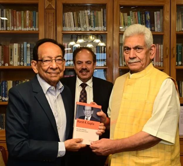 Dr Harsh Gupta discusses disaster resilience strategies with LG Sinha