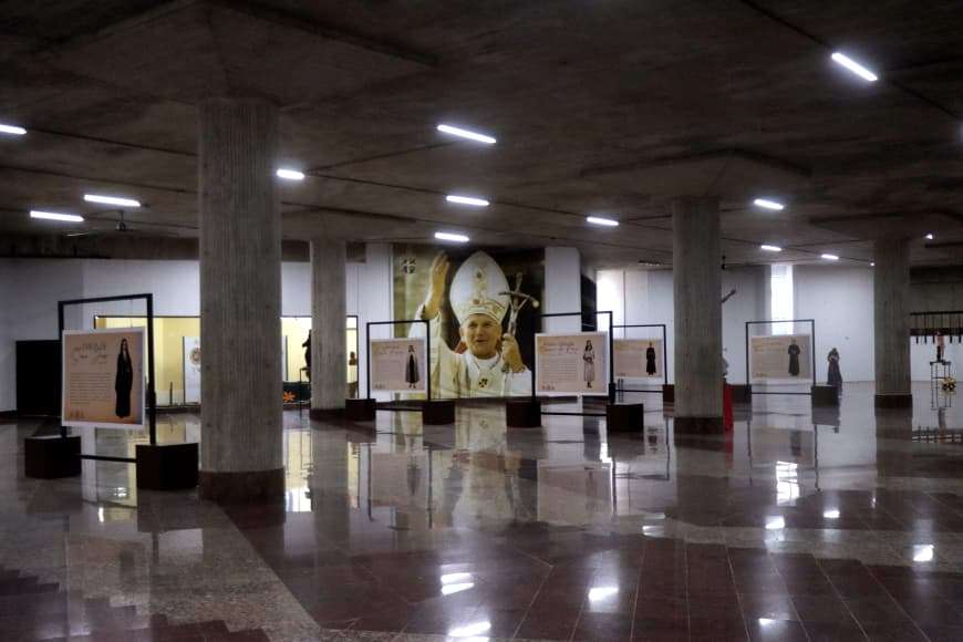 Exposición da la bienvenida a visitantes al Santuario de la Coromoto