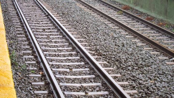 Una mujer de 27 años golpeada y arrollada por un tren en un paso a nivel de Polanco