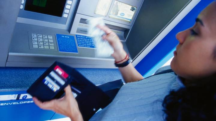 Si retiró dinero de un cajero automático, haga esto de inmediato, antes de irse del lugar, para evitar robos y fraudes