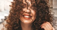 ¿Cómo cuidar su cabello rizado? 5 consejos para tenerlo hidratado y brillante