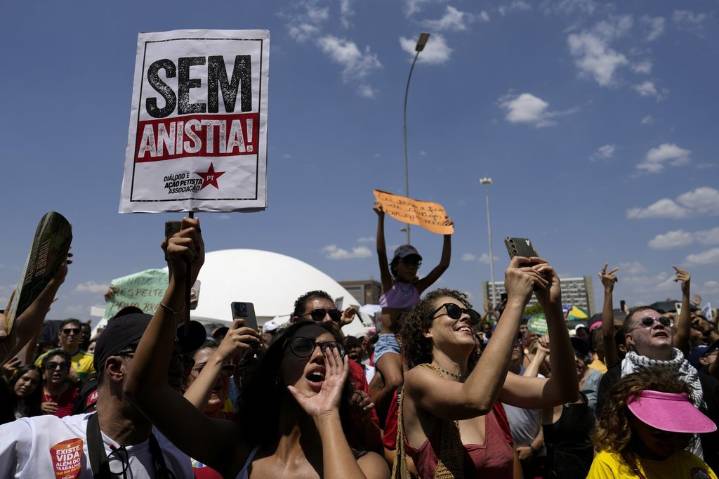 Brazilians protest against bill that could lead to a pardon for Bolsonaro and allies