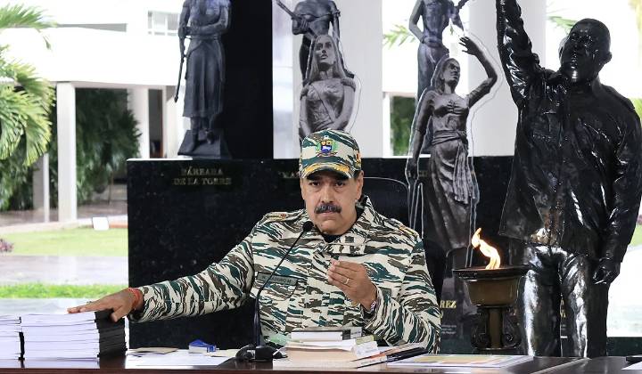 Trump amenaza con derribar aviones venezolanos y Maduro pide diálogo