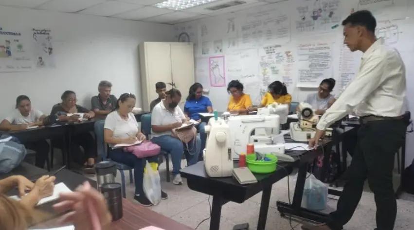 Inces| 45 participantes aprenden la técnica en mantenimiento de máquinas de coser