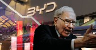 Warren Buffett ‘abandona’ a BYD... y empresa de autos chinos se ‘desploma’ 3% en Bolsa de Hong Kong