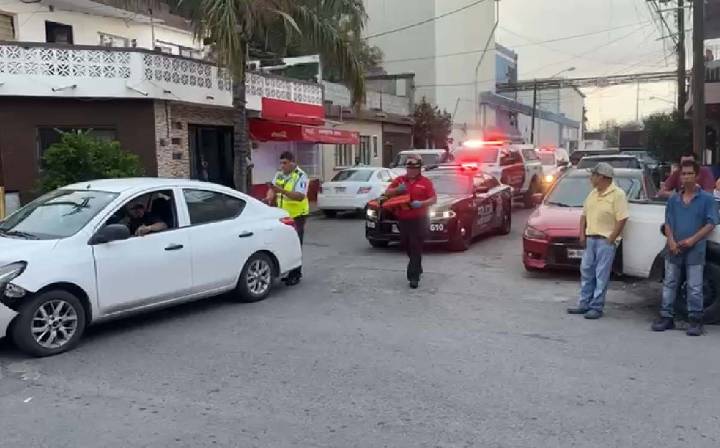 Choque de crucero entre auto y mini moto deja a mujer e hijo lesionados en Monterrey